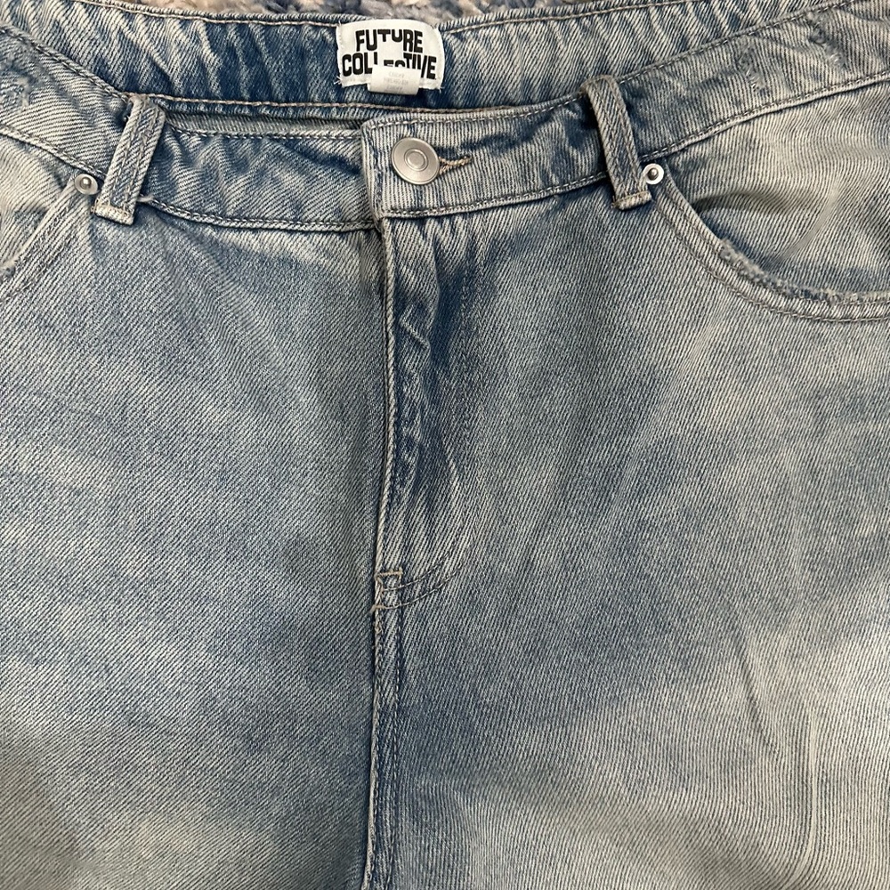 Women’s Mid-Rise Wide Cuff Baggy Denim Shorts - Picture 4 of 9